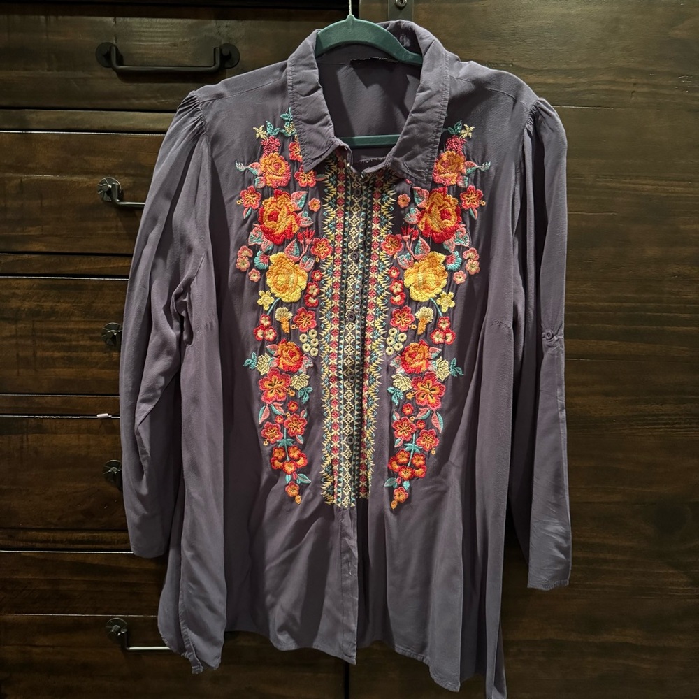 ANDREE BY UNIT Floral Embroidered Button Down Shirt
